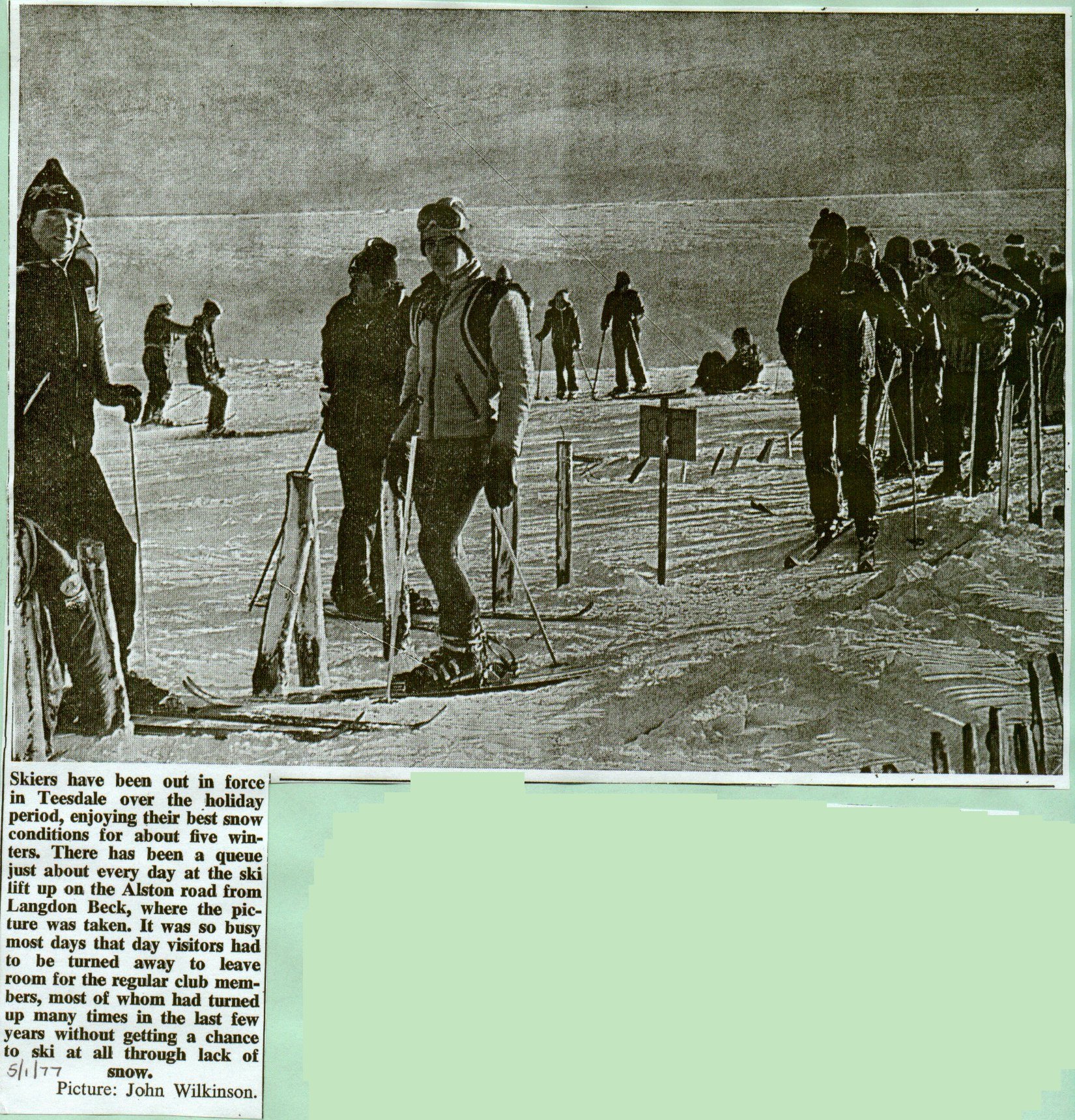  Photo: skiing

snow